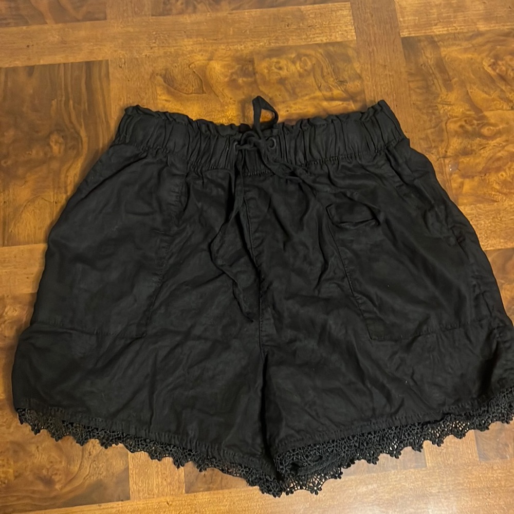 Loose black shorts with lace